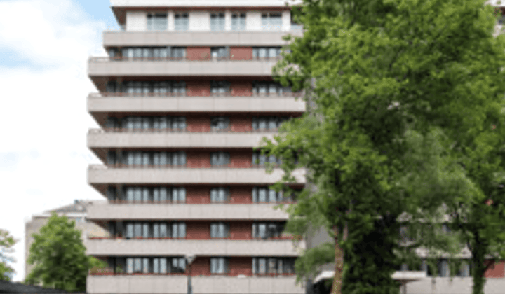 Modern appartement met tuin en parkeerplaats
