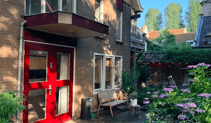 Gestoffeerd appartement met tuin en parkeergelegenheid