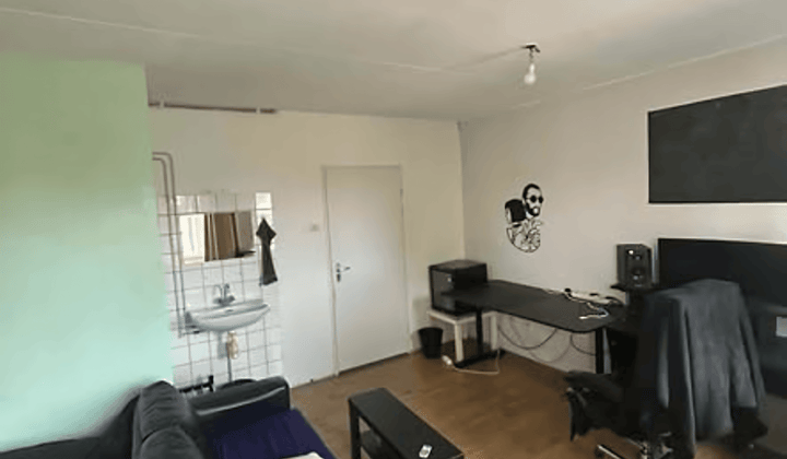 Gemeubileerde tijdelijke kamer met werkplek
