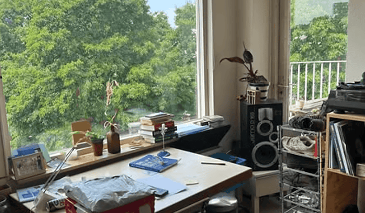 Studentenkamer met balkon en gedeelde woonkamer
