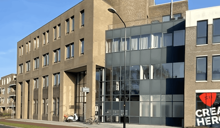 Gestoffeerde studio met balkon en wasmachine, studentenwoning
