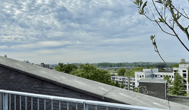 Gestoffeerde studio met balkon en parkeergelegenheid