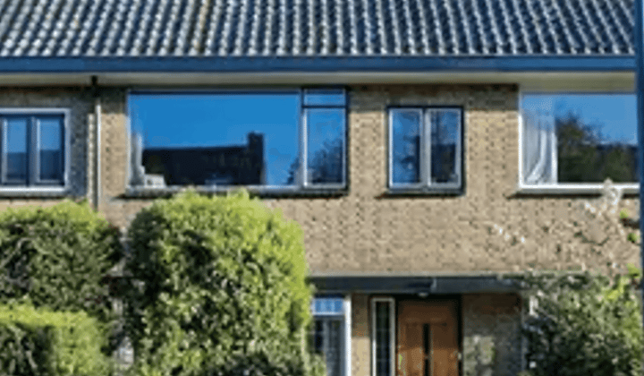 Gestoffeerd herenhuis met tuin, balkon en parkeerplek