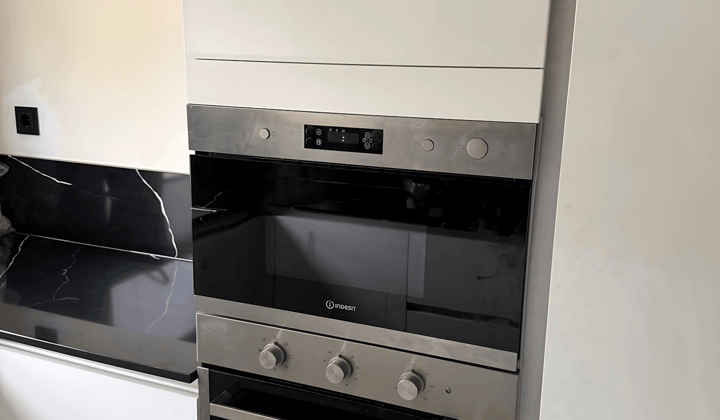 Gestoffeerde kamer met tuin en moderne badkamer