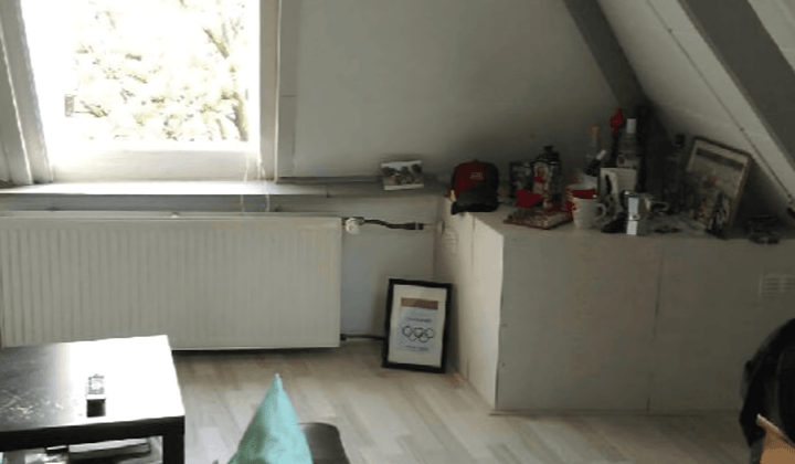 Kale kamer met eigen keuken en gedeelde badkamer