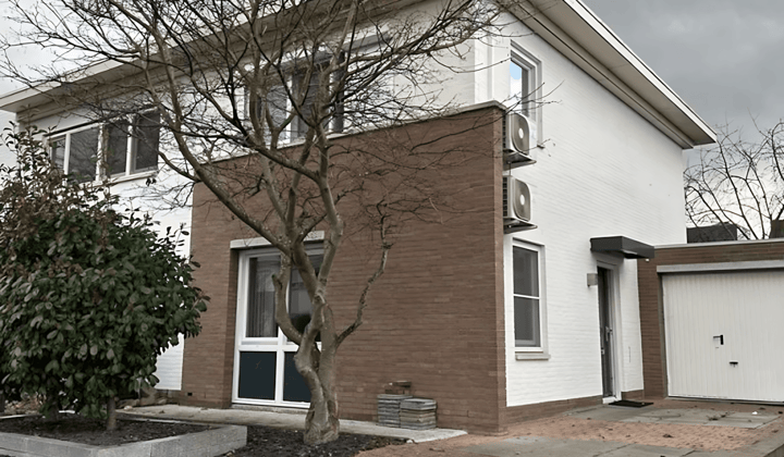 Hoekwoning met tuin en gestoffeerd interieur