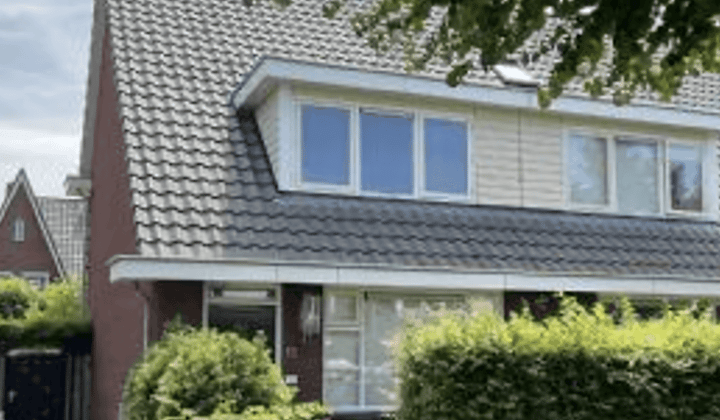 Hoekwoning met tuin en moderne keuken