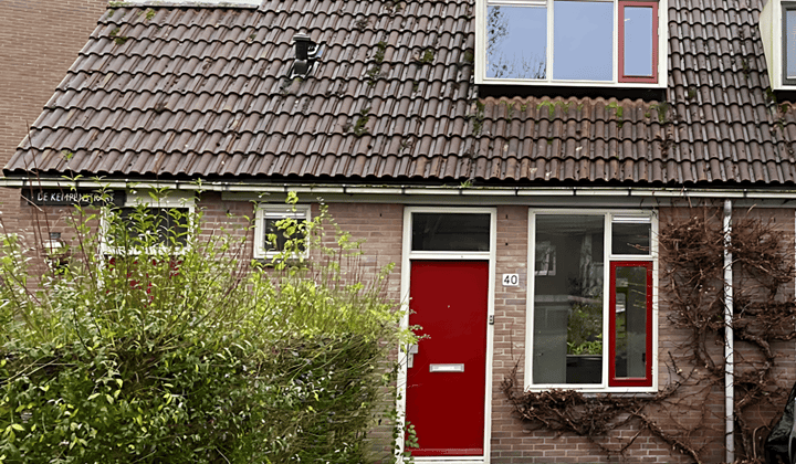 Tussenwoning met tuin en moderne keuken