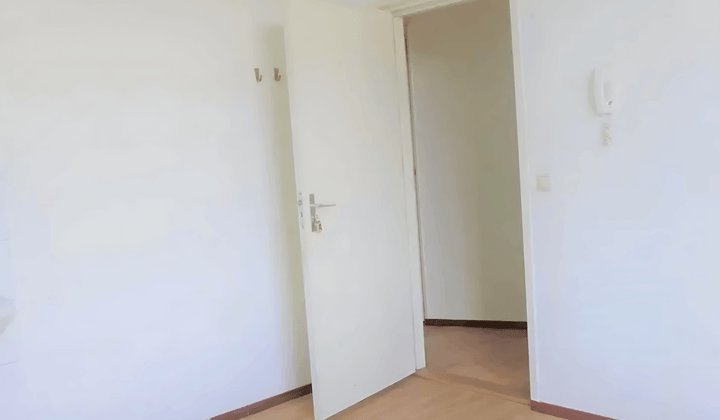 Studentenkamer met tuin en gestoffeerd interieur