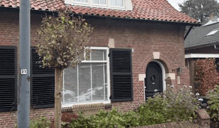 Gemeubileerde eengezinswoning met tuin en parkeerplaats