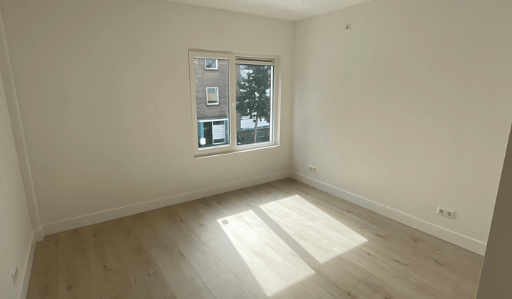 Gemeubileerd appartement met drie slaapkamers en parkeerplek