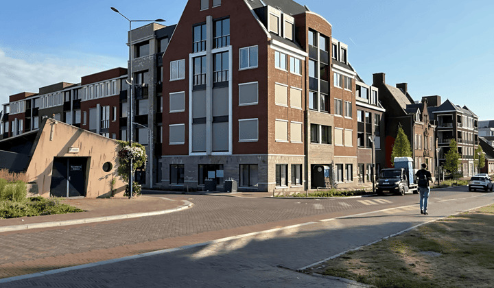 Gemeubileerd appartement met balkon en parkeergelegenheid