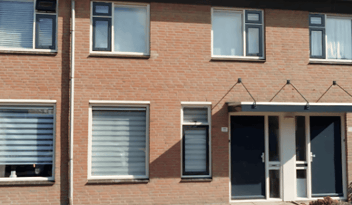 Eengezinswoning met tuin en parkeerplaats