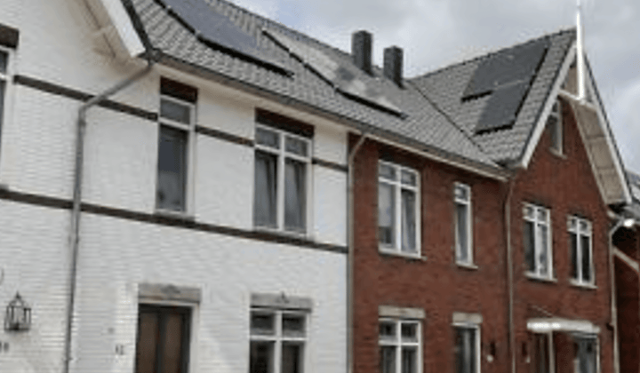 Tussenwoning met tuin en luxe badkamer, inclusief parkeren