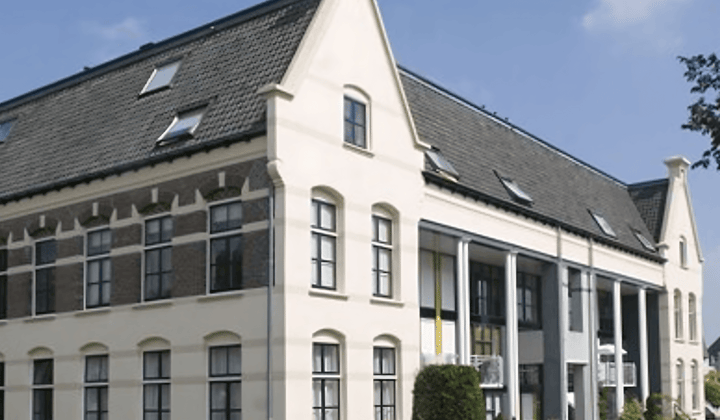 Appartement met balkon en parkeermogelijkheid in monument