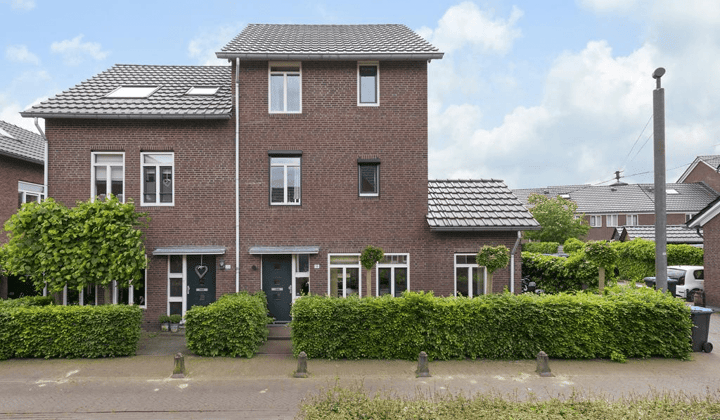Huis · 157 m² · €2100,-