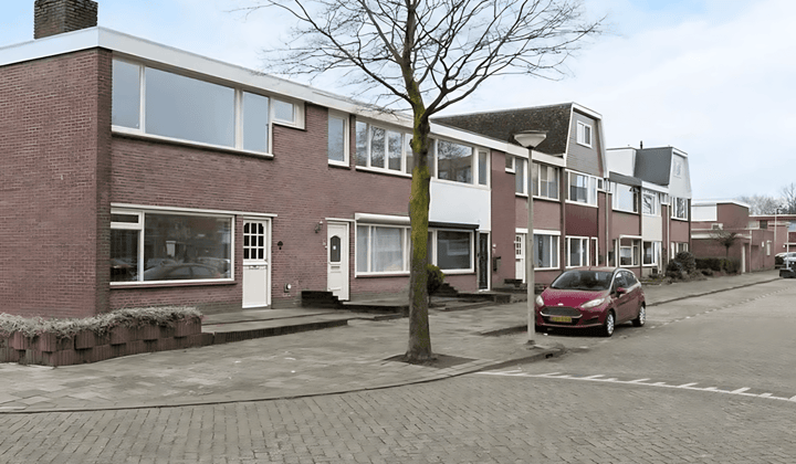 Tussenwoning met tuin en parkeerplaats, gestoffeerd en geschikt voor werkenden