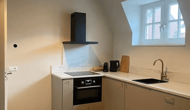 Studio · €800,-
