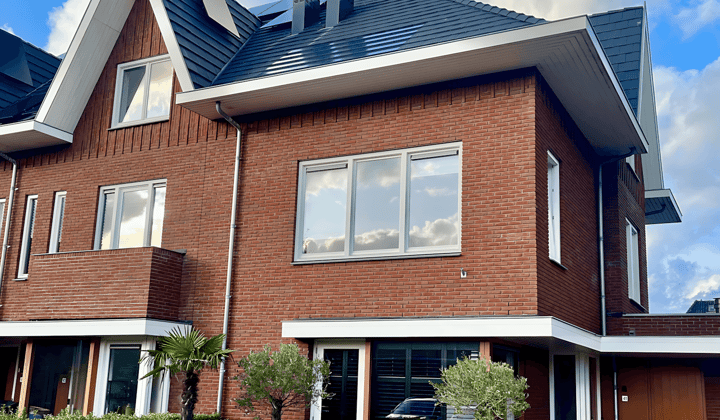 Gemeubileerd hoekhuis met tuin en 4 slaapkamers
