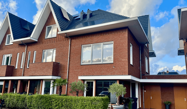 Gemeubileerd hoekhuis met tuin en parkeerplaats