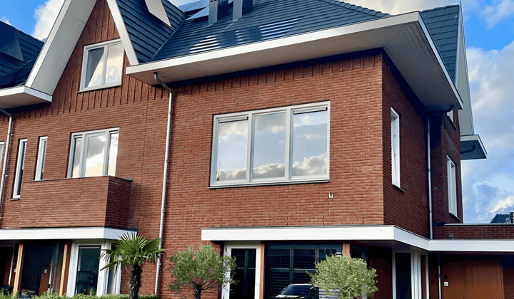 Gemeubileerd hoekhuis met tuin en parkeerplaats