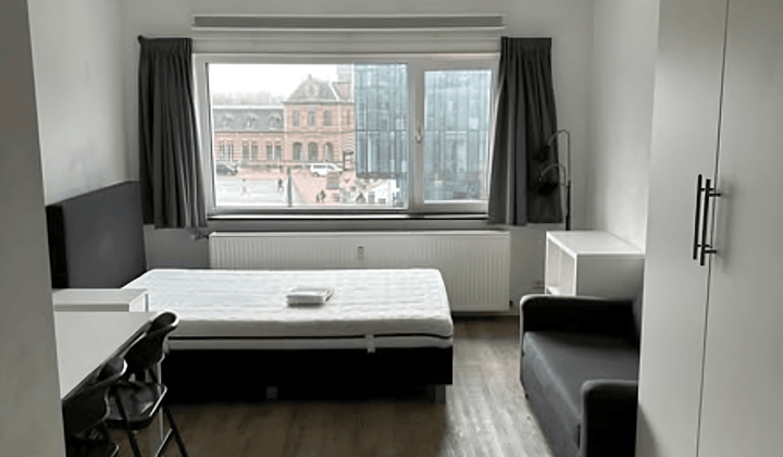 Studio · €900,-