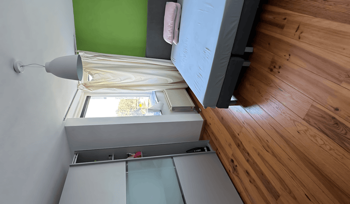 Gemeubileerde kamer met balkon en wasmachine