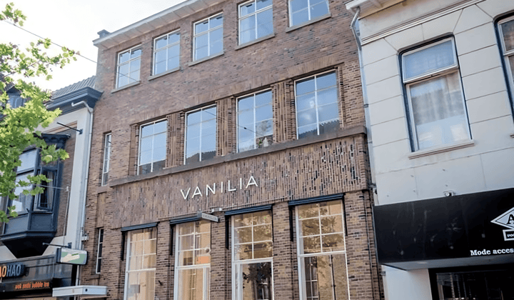 Gestoffeerde studio met eigen badkamer en gedeelde keuken