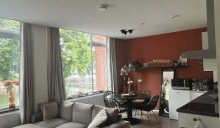 Gemeubileerd appartement met aparte slaapkamer en parkeerplek