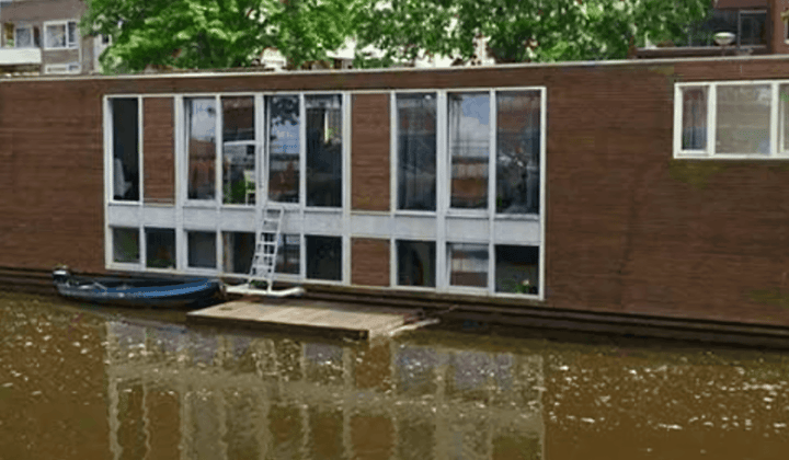 Gemeubileerde kamer op woonboot met wasmachine in centrum