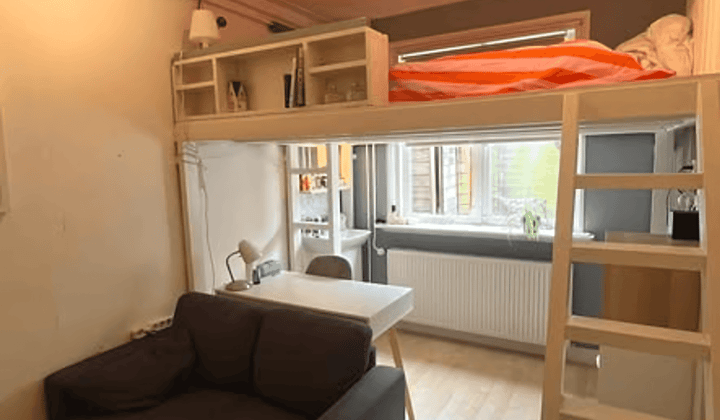 Kamer met inloopkast en tuin