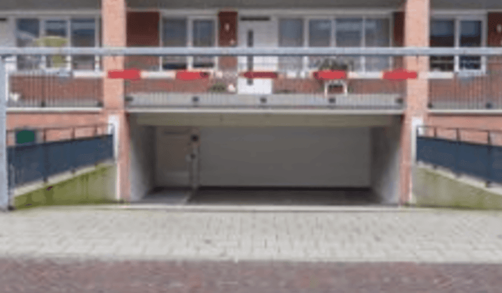 Parkeerplaats · 77 m² · €1925,-
