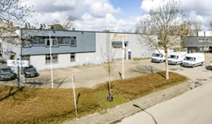 Bedrijfsruimte met kantoor en parkeerplaatsen