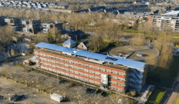 Kantoorgebouw met parkeerplaatsen