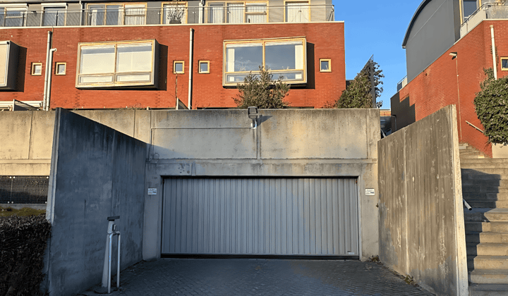 Ruime parkeerplaats inclusief servicekosten