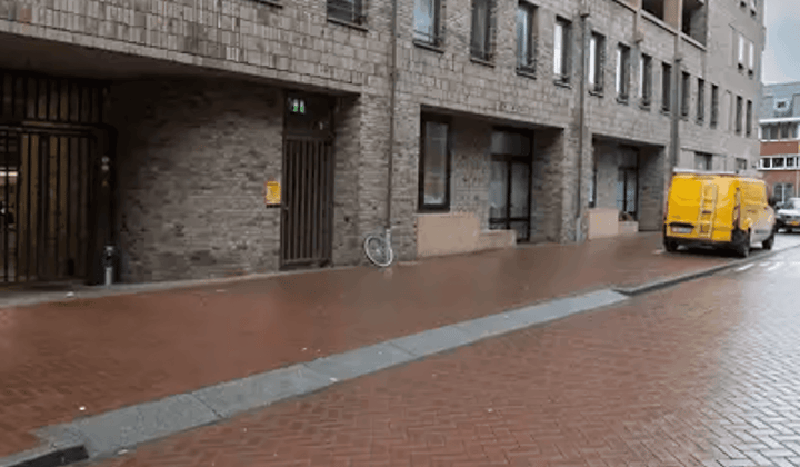 Parkeerplaats met laadpaal in parkeergarage