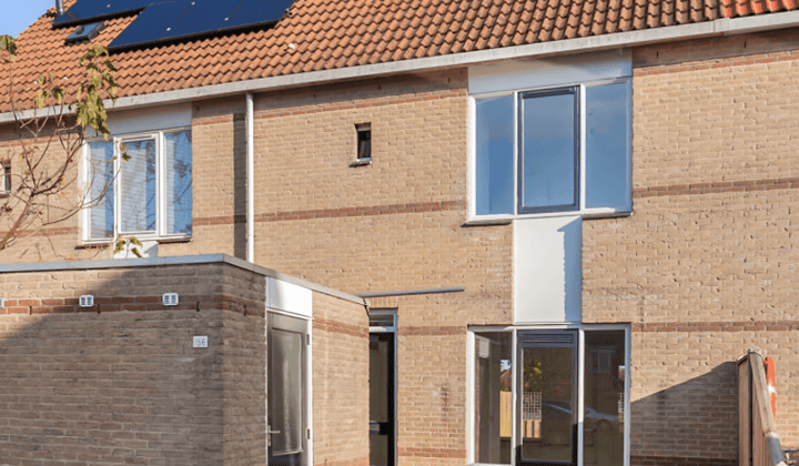 Tussenwoning met tuin en parkeergelegenheid