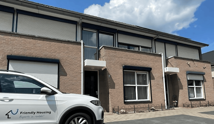Gerenoveerde tussenwoning met tuin en gestoffeerd