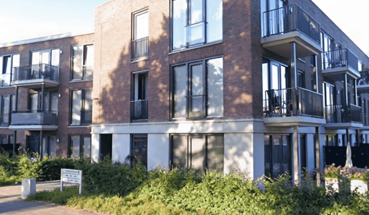 Gestoffeerd appartement met privéparkeerplaats en inloopdouche