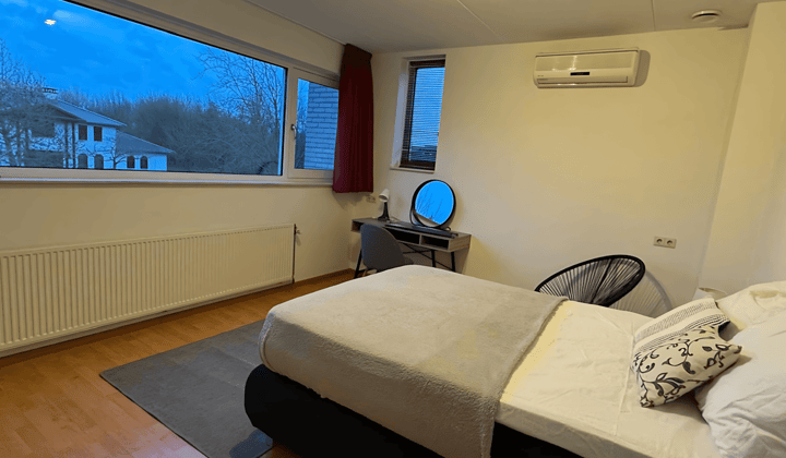 Gemeubileerde kamer met tuin en nette badkamer