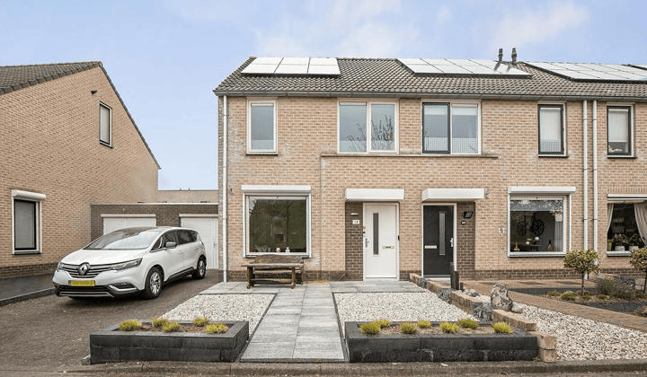 Geschakelde 2-onder-1-kapwoning met tuin en garage, gemeubileerd