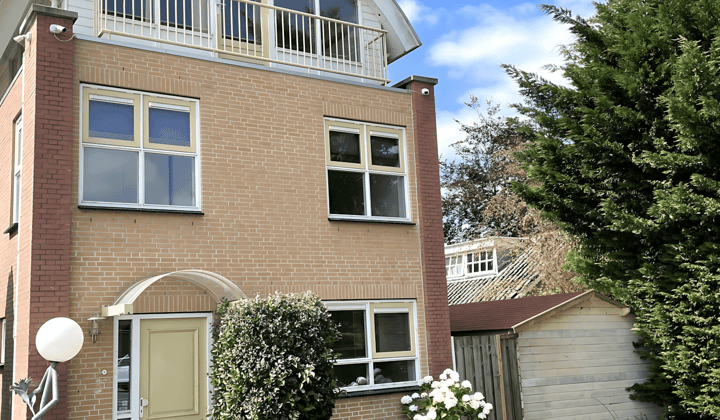 Vrijstaande woning met tuin en balkon, gemeubileerd