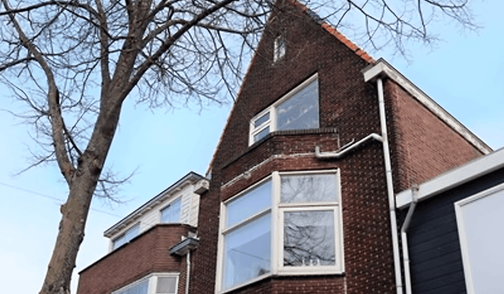 Gestoffeerd appartement met balkon en tuin