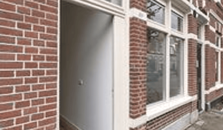 Gestoffeerd appartement met tuin en parkeergelegenheid