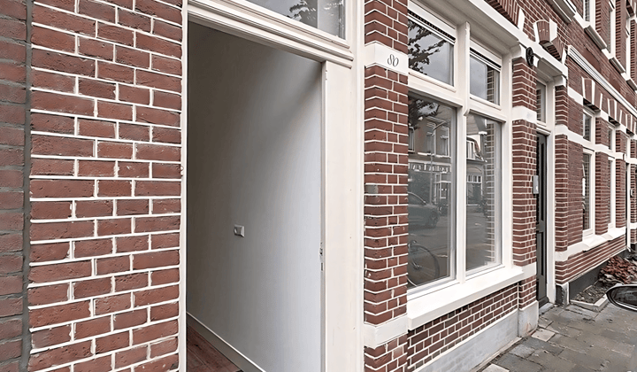 Tussenwoning met tuin en balkon, gestoffeerd