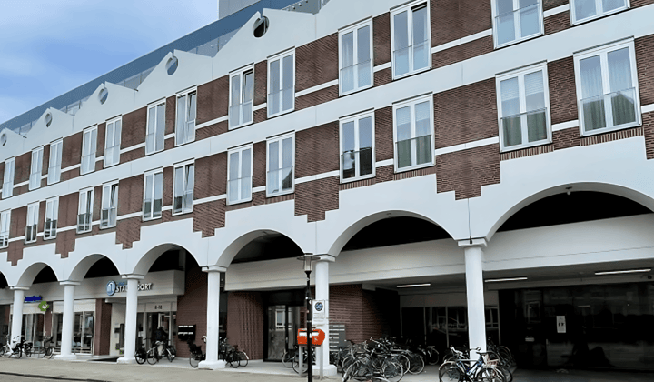 Gestoffeerde studio met balkon en parkeerplek