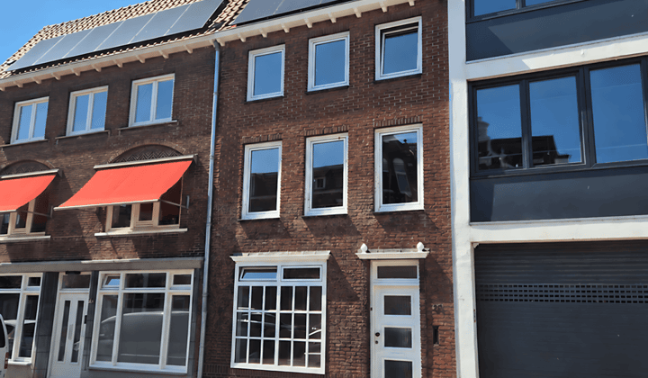 Tussenwoning met tuin, balkon en parkeermogelijkheid