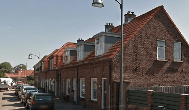 Gestoffeerde tussenwoning met tuin en 3 slaapkamers