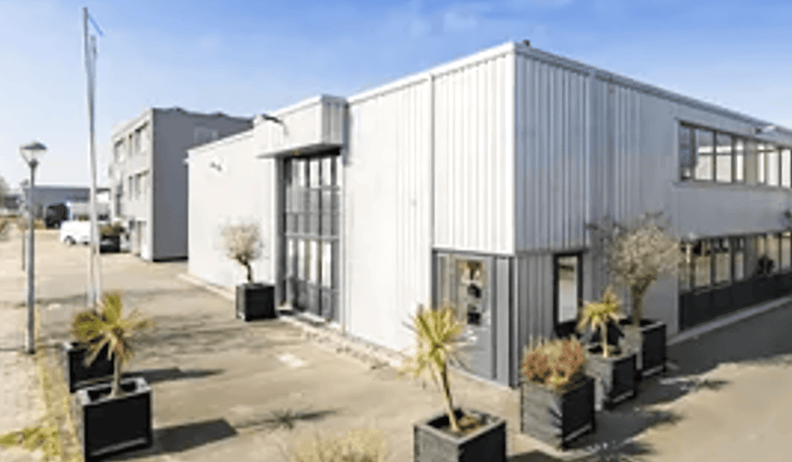 Bedrijfsruimte · 887 m² · €7500,-