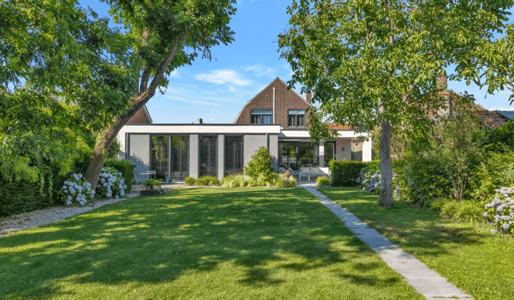 Huis · 222 m² · €3250,-